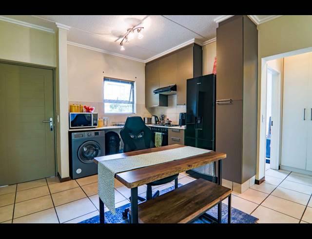 1 BEDROOM APARTMENT FOR SALE IN BRYANSTON